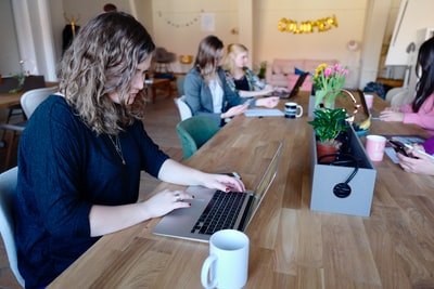 在房间里用MacBook的女人